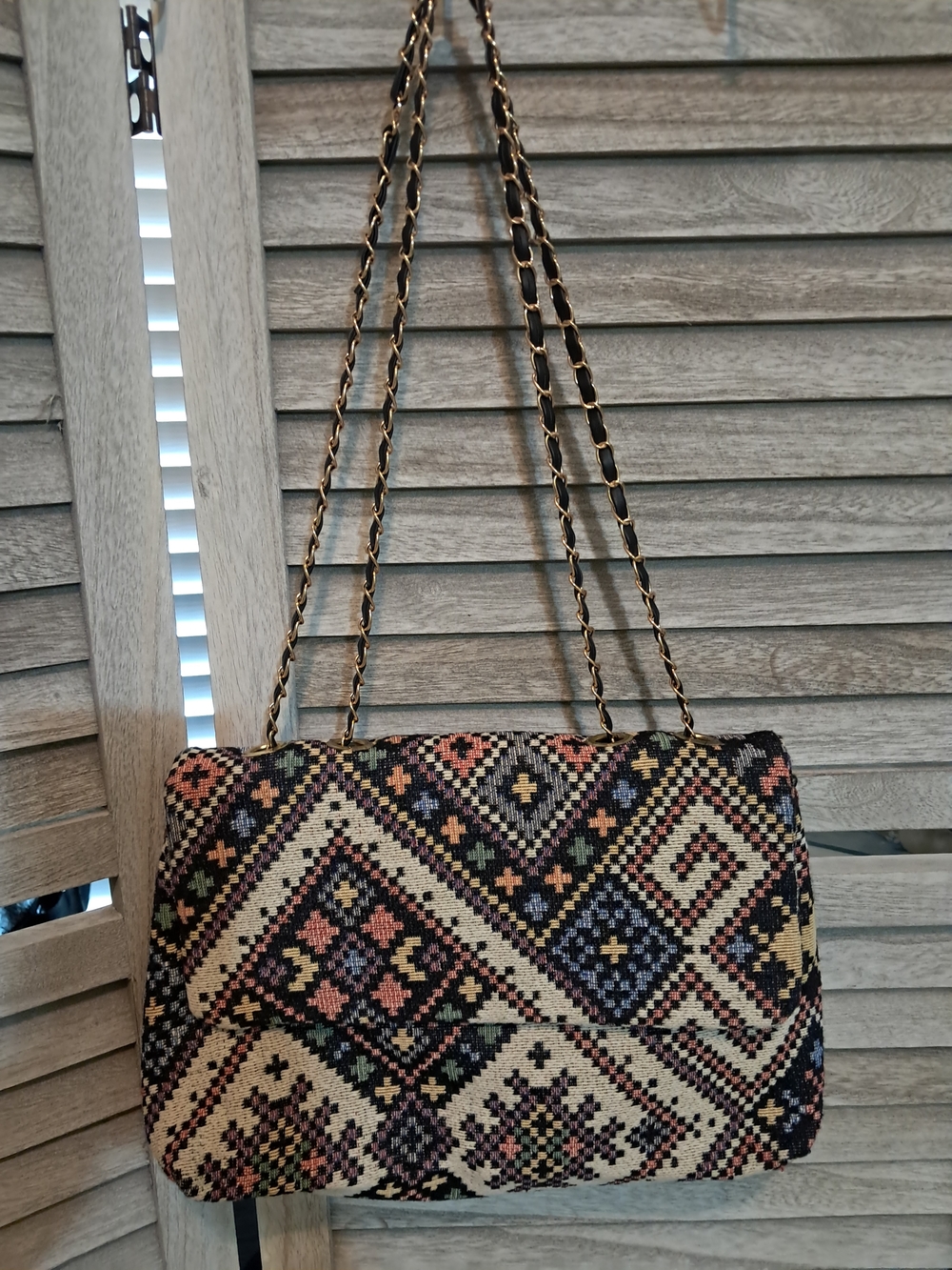 Woven Geometric Pattern Shoulder Bag in Multicolor